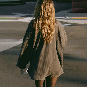 เสื้อเชิ้ตแขนยาวทรงหลวม คอวี ผ้าถัก ย้อมสีพื้น เป็นมิตรกับสิ่งแวดล้อม สไตล์ลำลอง สำหรับฤดูใบไม้ร่วง ขายส่ง - Product Image 4