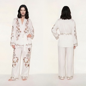 Ensemble de pyjama en satin brodé floral pour femme, style robe de chambre soyeuse, vêtements de détente pour la maison, l'hôtel et le <span class=keywords><strong>spa</strong></span>, fabrication directe OEM ODM sur mesure - Product Image 2