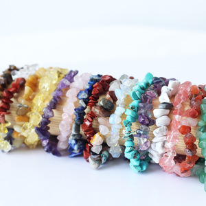 Bracelet en <span class=keywords><strong>pierre</strong></span> naturelle <span class=keywords><strong>de</strong></span> cristal d'agate, pierres concassées irrégulières, violet, rose, vert howlite, vente en gros - Product Image 3