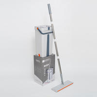 Ensemble de vadrouille magique à 360 degrés avec poignée en acier inoxydable Seau rotatif en plastique Deux têtes de vadrouille en microfibre Nettoyage ménager facile à nettoyer
