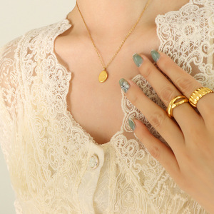 Collar con colgante de acero inoxidable estilo palaciego de moda vintage con letras ovaladas 18K chapado en oro joyerí<span class=keywords><strong>a</strong></span> collar de acero de titanio - Product Image 5