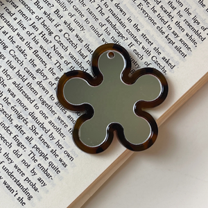 Llavero con Espejo y Peine con Logotipo Personalizado, Elegante, Acrílico, Duradero, Ecológico, Moderno, Accesorio para Bodas y Fiestas - Product Image 3