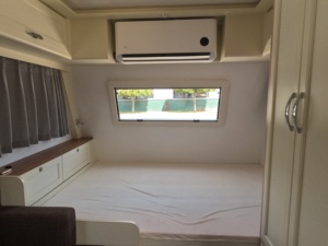 Remolque de Viaje de Aluminio, Casa Móvil Todoterreno, Remolque de Dos Ejes para Campamento Familiar, Caravana para Aventuras al Aire Libre con Cocina y Baño - Product Image 5