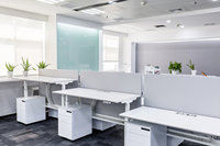 Bureau assis-debout électrique à double moteur réglable en hauteur pour 2 personnes, poste de travail dos à dos avec cloison acoustique moderne