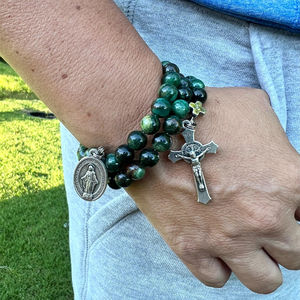 Bracelet <span class=keywords><strong>de</strong></span> prière en fil <span class=keywords><strong>de</strong></span> mémoire en acier inoxydable personnalisé avec pierre précieuse émeraude et pendentif crucifix Saint-Benoît - Product Image 4