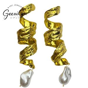 Bijoux Schiaparelli, mode féminine, style rétro, perles irrégulières en forme <span class=keywords><strong>de</strong></span> riz, 10,5-11 mm, clous <span class=keywords><strong>d</strong></span>'oreilles en laiton plaqué or 18 carats - Product Image 1