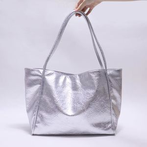กระเป๋าโท้ทกันน้ำ PU สีเงิน  แบบสั่งทำโลโก้เองได้  กระเป๋าหนังแฟชั่นสำหรับช้อปปิ้งและเดินทาง สะพายไหล่เดียว พกพาสะดวก ขนาดใหญ่ สำหรับฤดูร้อนและฤดูใบไม้ร่วง - Product Image 1