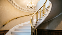 Escalier suspendu personnalisé en verre et acier pour projets architecturaux contemporains