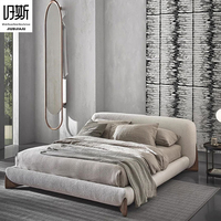 Tête de lit rembourrée style crème, enveloppante et douce, avec pieds en noyer antidérapants, design minimaliste pour chambres confortables