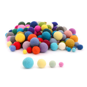 Pon pon in pura lana di colore assortito sfuso 2cm <span class=keywords><strong>5cm</strong></span> 6cm 7cm decorazione artigianale per la casa riutilizzabile palla in feltro di lana 100%