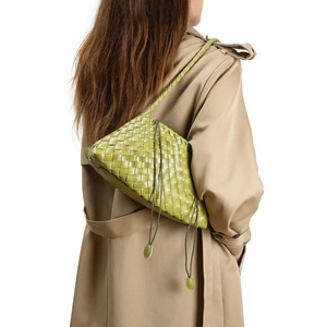 Sac fourre-tout vintage en PU tressé à la main, best-seller transfrontalier pour le streaming en direct, polyvalent, à porter à l'épaule ou sous le bras - Product Image 1