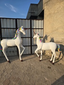 Escultura de unicornio de fibra de vidrio de la mejor calidad, estatua decorativa hecha a mano para jardín, hogar, hotel y parque temático, disponible para la venta. - Product Image 4
