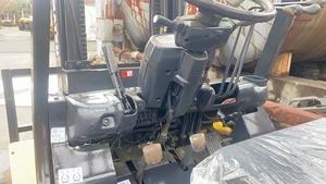 Montacargas Usado Komatsu FD50 de 5 Toneladas, Diésel, Automático |   Altura de Elevación de 5 m |   Mástil de Dos Etapas |   Entrega Rápida para Centros Logísticos - Product Image 2