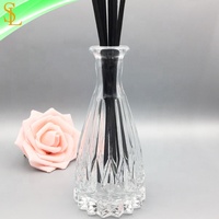 Verre transparent personnalisé de 140ml pour bouteilles de diffuseur de roseaux Design fantaisie en relief avec bâtons de rotin décoratifs Bouchon en caoutchouc Wholes