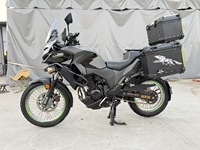 Moto d'aventure 300cc à double cylindre en parallèle refroidie par eau, avec coffres latéraux et supérieur en aluminium, ABS, moto tout-terrain