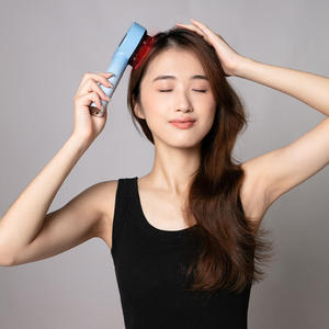 Spazzola Massaggiante Vibrante SHOmfrs con Vaporizzatore di Oli Essenziali, Nutre il Cuoio Capelluto, Allevia lo Stress e Cura i Capelli per una Lussuosa Cura dei Capelli - Product Image 4