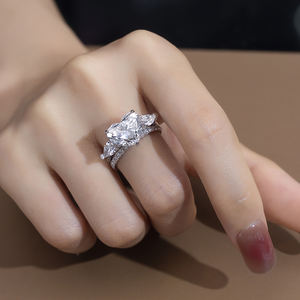 แหวนเพชรรูปหัวใจทองคำขาว 18K รุ่น MSR-1382 จาก Messi Jewelry สำหรับผู้หญิง - Product Image 5