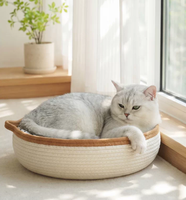Lit pour chat en rotin tressé, maison pour animaux de compagnie toute saison pour chats et petits chiens avec tapis rafraîchissant et balles de jeu, nid douillet et respirant pour animaux de compagnie
