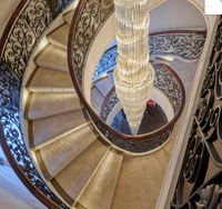Escalier courbé traditionnel intemporel avec balustrades ornées pour rénovation historique