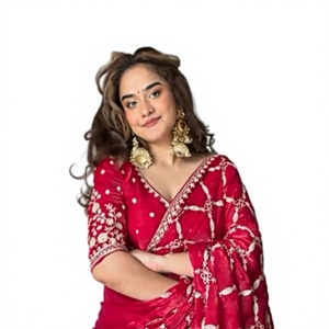 Presentando una colección especial de sarees de seda para mujeres con intrincados detalles de hilo y lentejuelas, y blusas sin coser. - Product Image 1