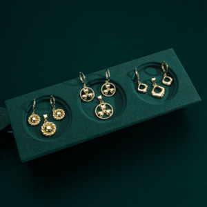 Nuevo Diseño de Moda, Juego de Aretes Colgantes Chapados en Oro para Mujeres y Niñas, Aretes de Aro con Forma de Cruz, Trébol y Corazón, Precio al por Mayor - Product Image 6