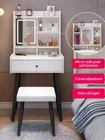 Miroir éclairé professionnel moderne avec étagères décoratives, pieds noirs robustes, table de maquillage pour rangement de produits de beauté