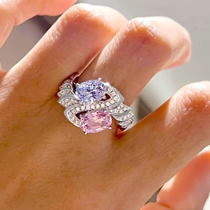 Anello da Donna con Forma Ovale Irregolare, Design Asimmetrico, Gioiello alla Moda - Product Image 1