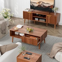 Service OEM : Ensemble de 3 tables de salon en noyer cannelé de style Mid-Century, comprenant un meuble TV, une table basse et une table d'appoint