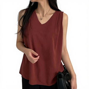 Camicetta Senza Maniche con Scollo a V Morbida e Setosa per Donne, Prodotta in Corea con Vestibilità Lusinghiera e Design Coprente, 100% Poliestere Lavabile - Product Image 1