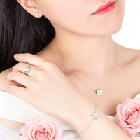 Ensemble de bijoux pour femmes en argent S925 étanche avec zircon, comprenant un pendentif trèfle à quatre feuilles, un collier, une bague, des boucles d'oreilles et un bracelet, personnalisable en gros