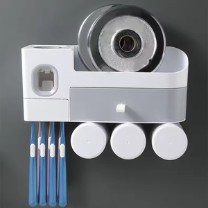 BETTERWAY Porte-brosse à dents mural moderne en ABS avec 3 gobelets Modèle BTW10-315-02 - Product Image 1