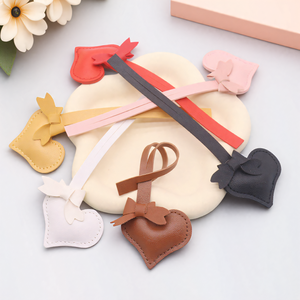 Llavero de Cuero PU con Forma de Corazón, Adorno para Bolso, Colgante Universal para Bolso de Mano, Bolso de Hombro o Bolso Tote - Product Image 1