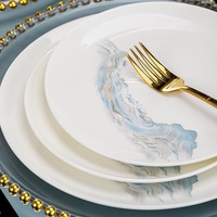 Service de table en porcelaine de luxe à motif paysage chinois, motif montagne et eau bleus, bordure dorée perlée, en porcelaine fine classique et élégante pour la maison