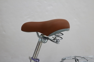 Vélo de ville pour <span class=keywords><strong>femme</strong></span>, 26 pouces, cadre en acier, vitesse unique, couleur violette, style princesse, classique et rétro. - Product Image 3