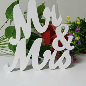 ของตกแต่งไม้สลักชื่อ Mr&Mrs สำหรับงานแต่งงาน ตกแต่งโต๊ะลงนาม ถ่ายรูป พร้อมอักษรภาษาอังกฤษ ขายส่ง - Product Image 4