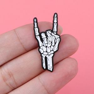 Pins de esmalte metálicos personalizados de alta calidad al por mayor, con diseños de cantantes, gestos, música, decoración de ropa y bandas de rock - Product Image 1