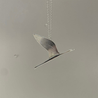 Collier pendentif délicat en forme de grue origami, en cuivre plaqué argent avec ailes texturées, bijou animalier minimaliste pour le quotidien