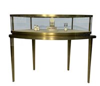 Comptoir de présentation de bijoux de luxe moderne en forme de U, vitrine incurvée en verre avec cadre en acier inoxydable bronze brossé pour centre commercial