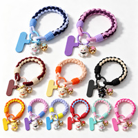 Dragonne de téléphone tressée bicolore en cordon tissé contrastant avec breloque chat et perle émaillée en forme de fleur, attache anti-perte et pendentif porte-clés