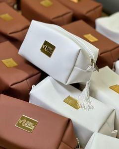 Sac de toilette de voyage haut de gamme en cuir PU avec logo gaufré, pochette zippée en PU, sac de rangement pour voyage et école avec pompons personnalisés - Product Image 3