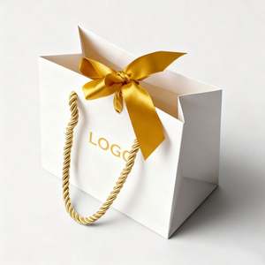 ถุงกระดาษช้อปปิ้งสีขาวพิมพ์โลโก้ฟอยล์ทองแบบกำหนดเอง พร้อมริบบิ้น - Product Image 2