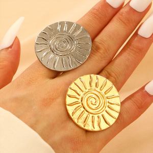 Anillo de Compromiso Clásico Personalizado Antideslustre, Chapado en Oro de 14k y 18k, Acero Inoxidable 316l, para Mujer - Product Image 4