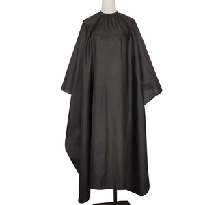 Cape de salon noire imperméable de haute qualité personnaliser avec des capes de barbier Snapes Cape de coiffure de luxe - Product Image 1