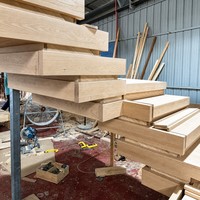 Escalier flottant en bois pour intérieur avec garde-corps en verre