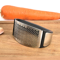 Hete verkoop Rocker Knoflookpers Knoflookknijper Knoflookpersen 304/430 RVS 3-in-1 Boogvormige Keukenaccessoires