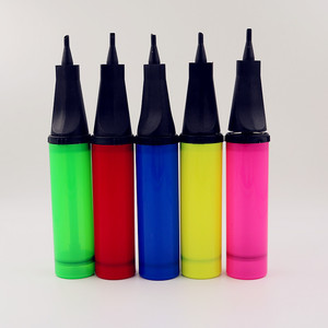 Bomba de aire portátil de plástico con empuje manual para anillos de natación, color aleatorio - Product Image 1