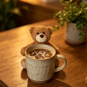 Orsacchiotto di Peluche che Abbraccia una Tazza di Caffè - Product Image 2