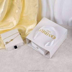 Sac en papier personnalisé recyclable avec logo imprimé, emballage de luxe pour cosmétiques, sac cadeau en carton avec poignée en ruban - Product Image 3