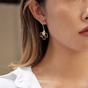 ต่างหูรูปทรงดอกไม้ประดับมุก สแตนเลส สวมใส่ได้ทุกวัน - Product Image 2