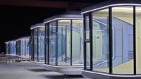 Cabane préfabriquée de glamping moderne, mini-maison avec design personnalisé et fonctionnalités intelligentes pour l'investissement en complexe hôtelier, maison capsule spatiale